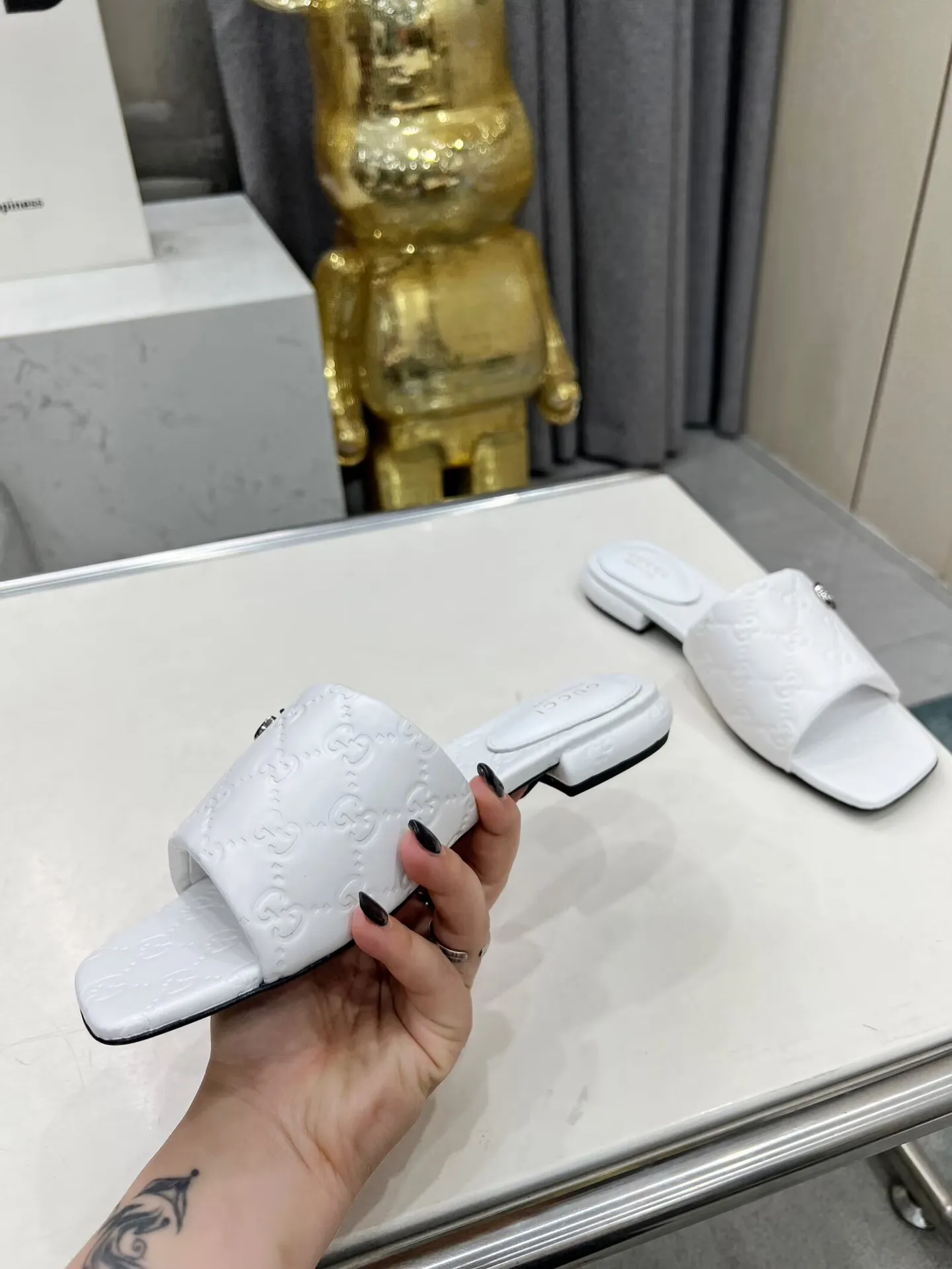 👟👟Ex-factory price 440👟👟 Women's Shoes Women's Clothing Gucci Double G slippers, a fashionable, high-end and full of personality✅ Very stable, comfortable and durable for daily use, convenient and unique for daily matching, a must-have classic for summer, the upper is made of GUCCI 3D embossed, genuine leather outsole Fabric: cowhide Lining/foot pads: sheepskin Color: black, white, brown, burgundy Code number: 35-42 (41 and 42 need to be customized) Packaging: Comes with cloth bag and card.